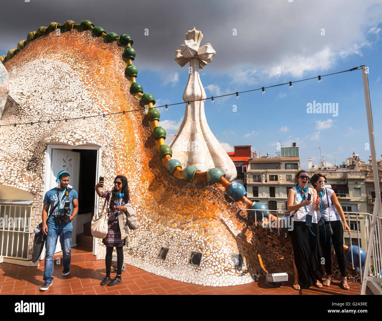Les touristes sur le toit-terrasse de La Casa Batlo, conçu par Antonio Gaudi, Barcelone, Catalogne, Espagne. Banque D'Images