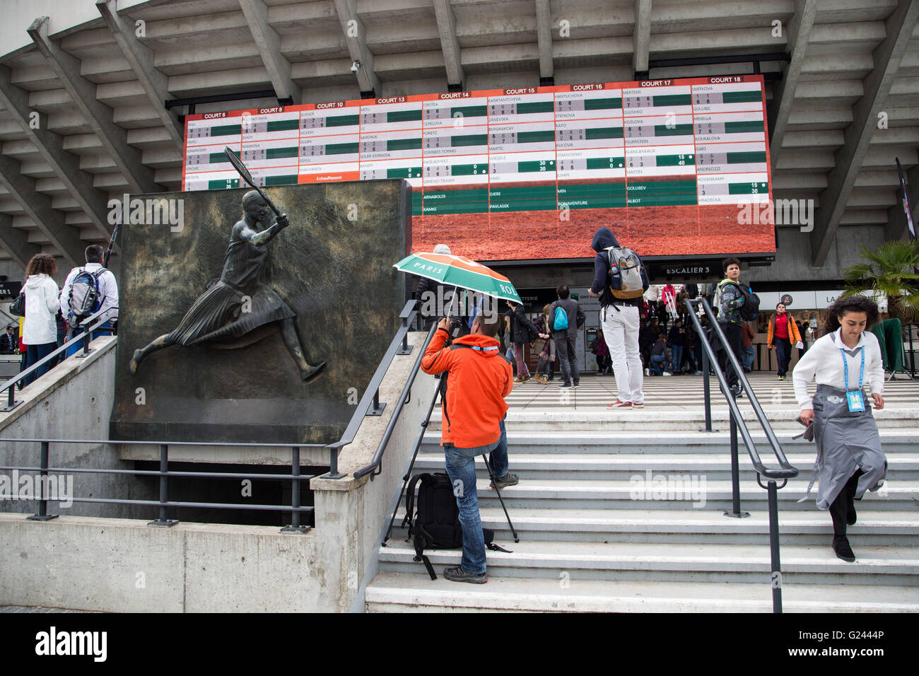 Photographe photographie laps de temps d'une scène à Roland Garros 2016 Tournoi de tennis français, Paris, France Banque D'Images