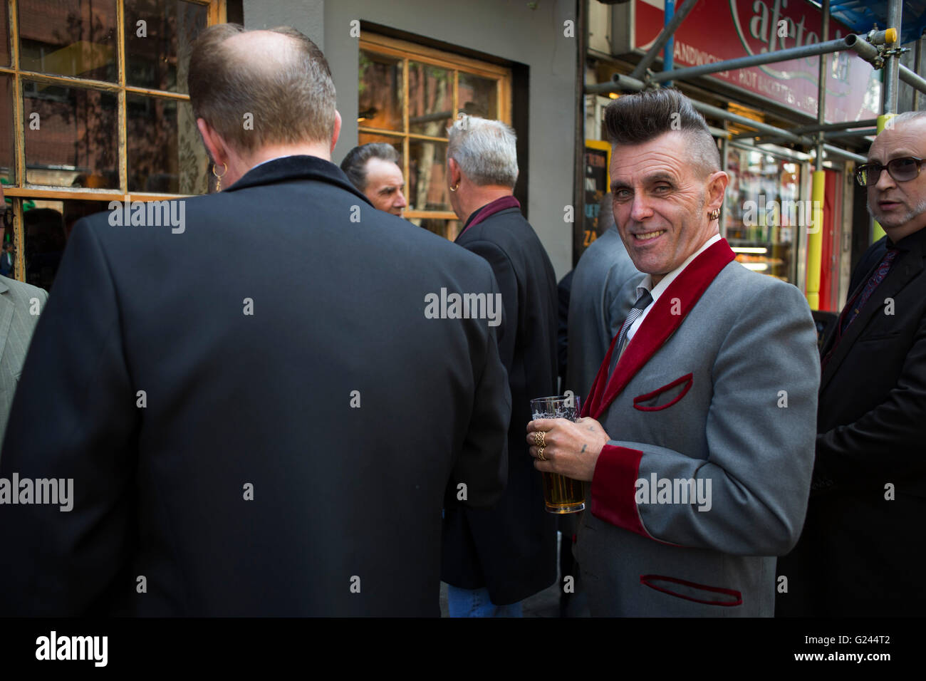 Teddy Boys recueillir l'extérieur d'un pub à Soho après un 40e anniversaire  de leur fameux mars sur la BBC pour protester contre ce qu'ils voulaient  plus de rock and roll à la