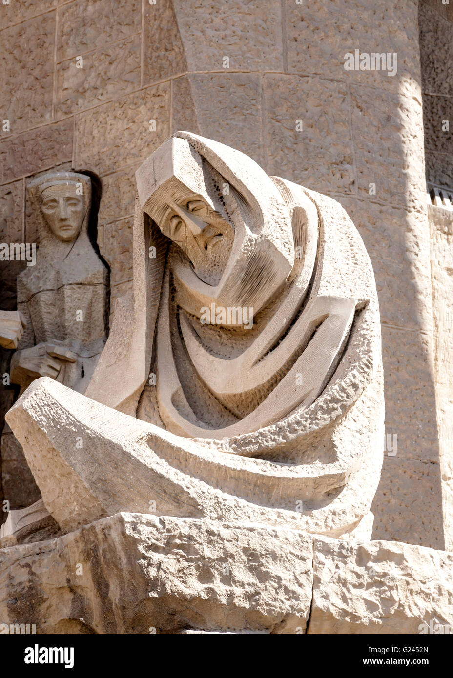 Sculpture abstraite d'un homme dans une robe de Antonio Gaudi, La Sagrada Familia, Barcelone, Catalogne, Espagne. Banque D'Images