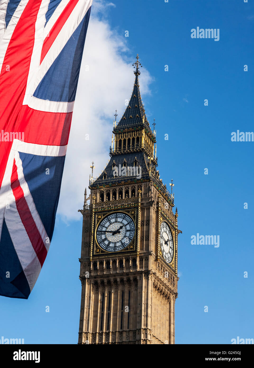 Big Ben (Elizabeth Tower) et l'Union Jack Flag, Westminster, Londres, Angleterre. Banque D'Images