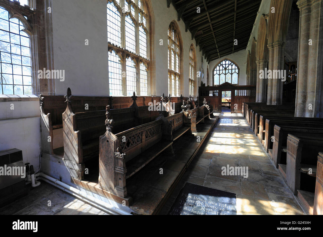 Bancs dans le côté allée à l'église de St Peter Walpole, Norfolk, Angleterre. Banque D'Images