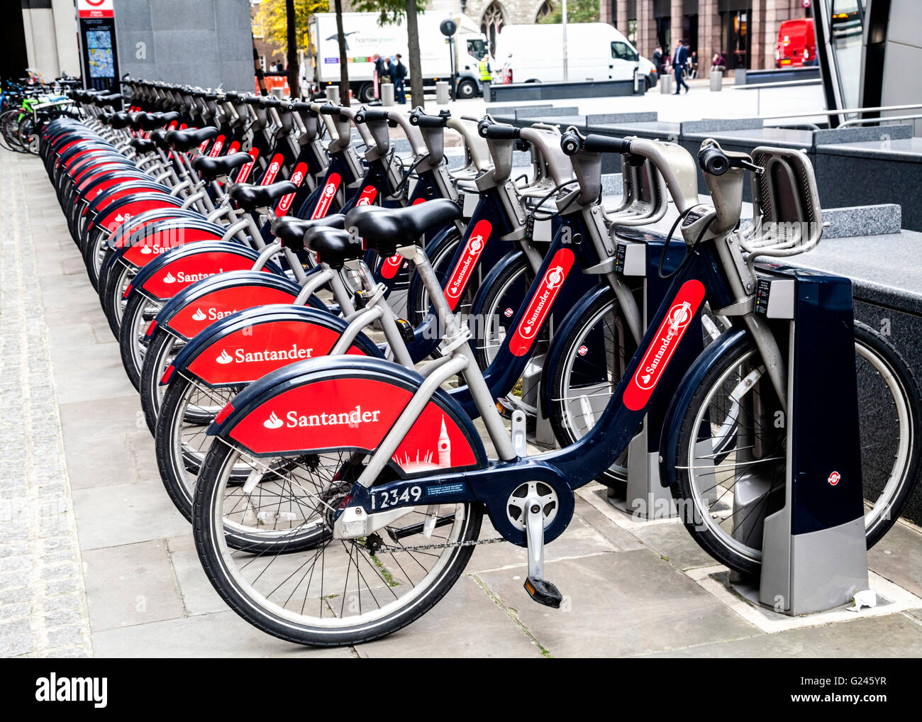 Location de vélos Boris dans une station d'accueil, Londres, Angleterre. Banque D'Images