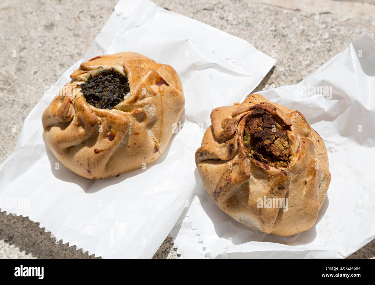 Tartes traditionnelle maltaise avec épinards et pois remplissage, Malte Banque D'Images