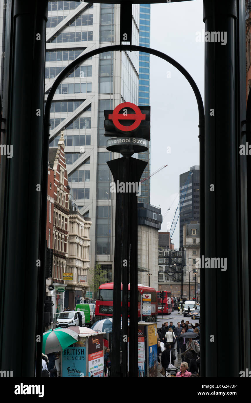 Angleterre Londres East End Liverpool Street Station de métro métro souterrain tube signer Bishopsgate Street scene red double decker bus piétons personnes Banque D'Images