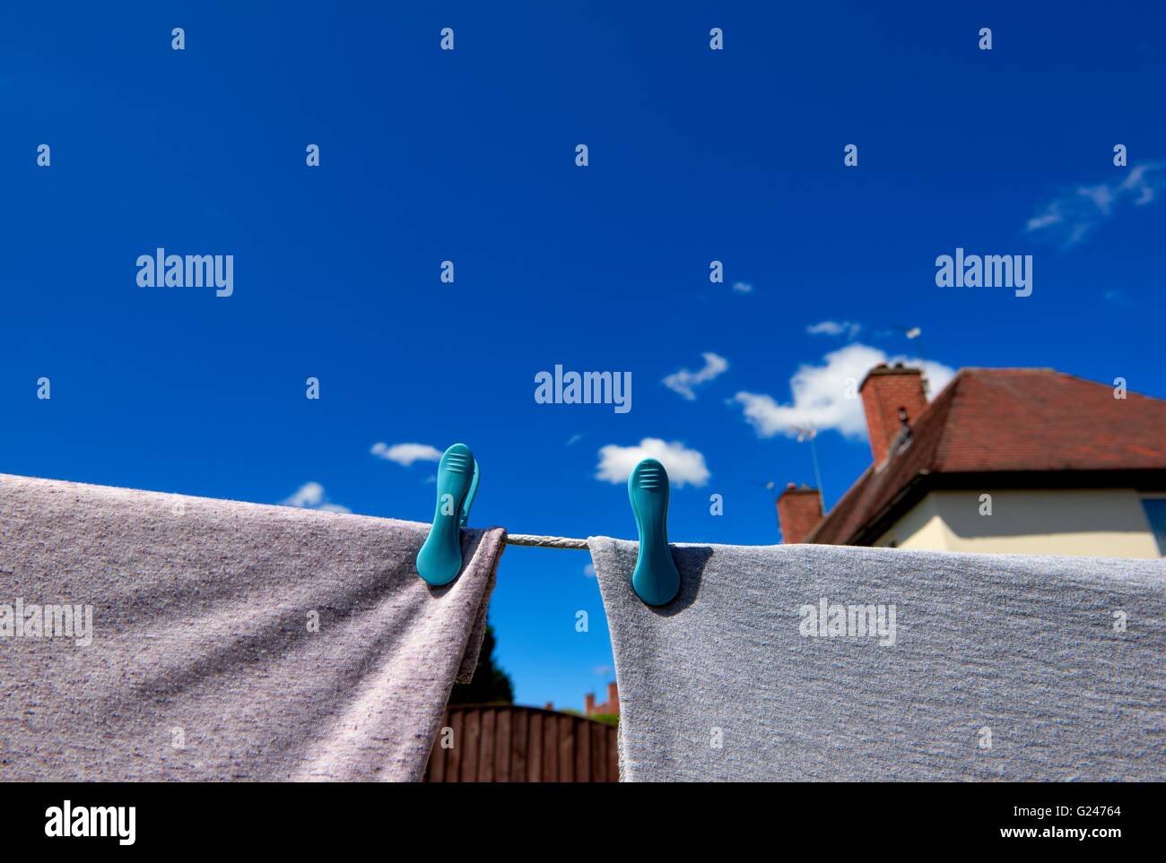 Lave-suspendu à un lave-ligne sur un ciel bleu ensoleillé Banque D'Images Lave-suspendu à un lave-ligne sur un ciel bleu ensoleillé Banque D'Images