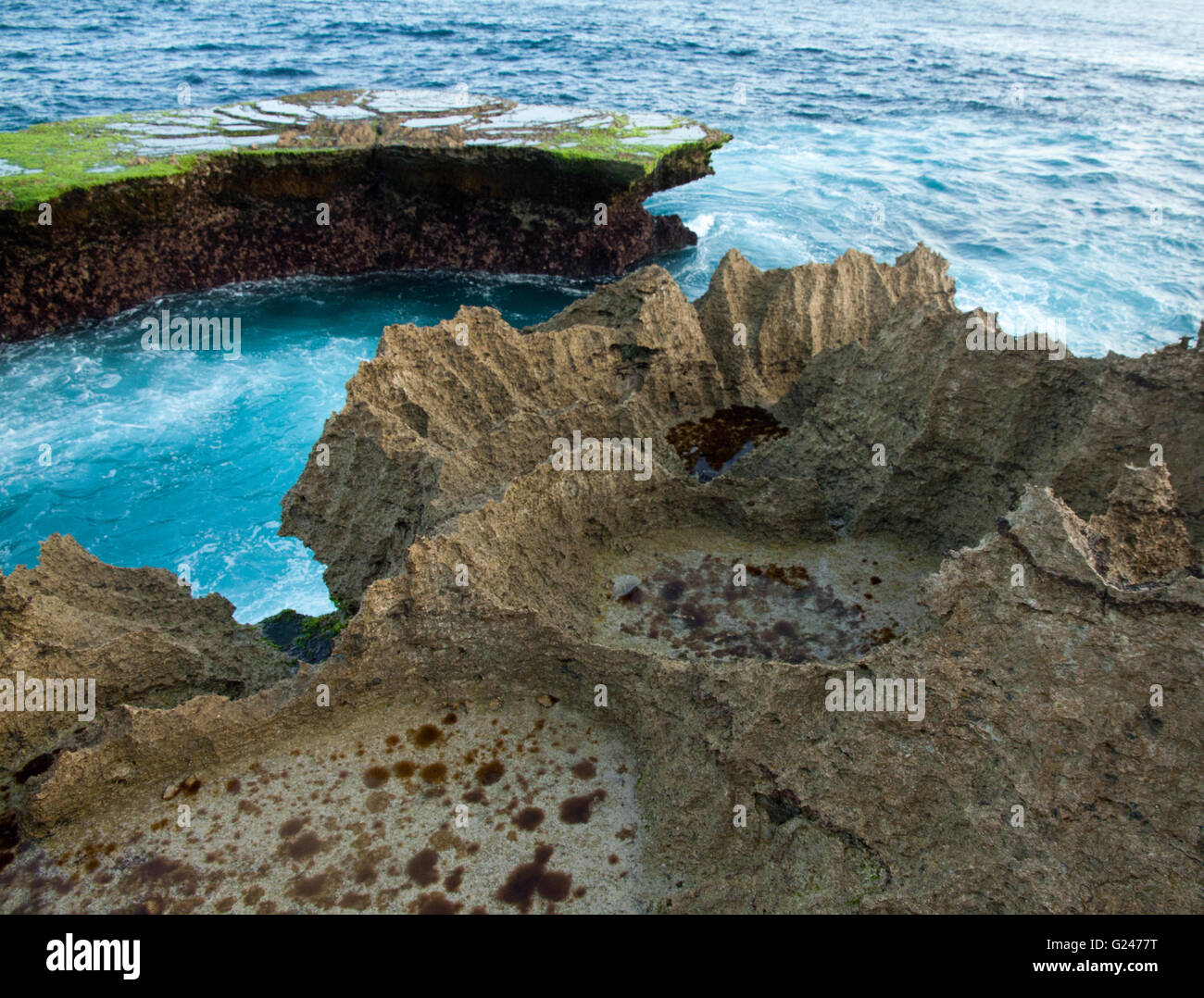 De grandes vagues à Devil's larme sur Nusa Lembongan Coucher du Soleil Banque D'Images