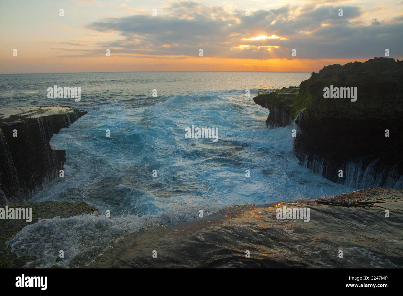 De grandes vagues à Devil's larme sur Nusa Lembongan Coucher du Soleil Banque D'Images