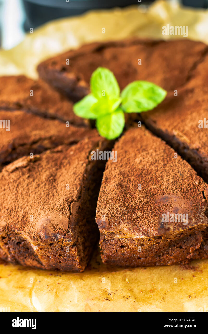 Beurre de cacahuète Brownie saupoudré de cacao en poudre Banque D'Images