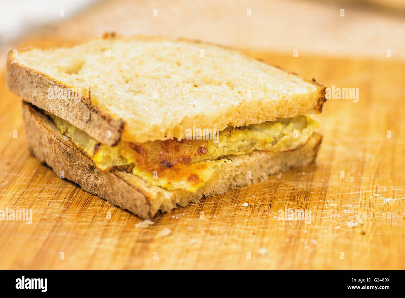 Tortilla espagnole dans un sandwich sur une table en bois Banque D'Images