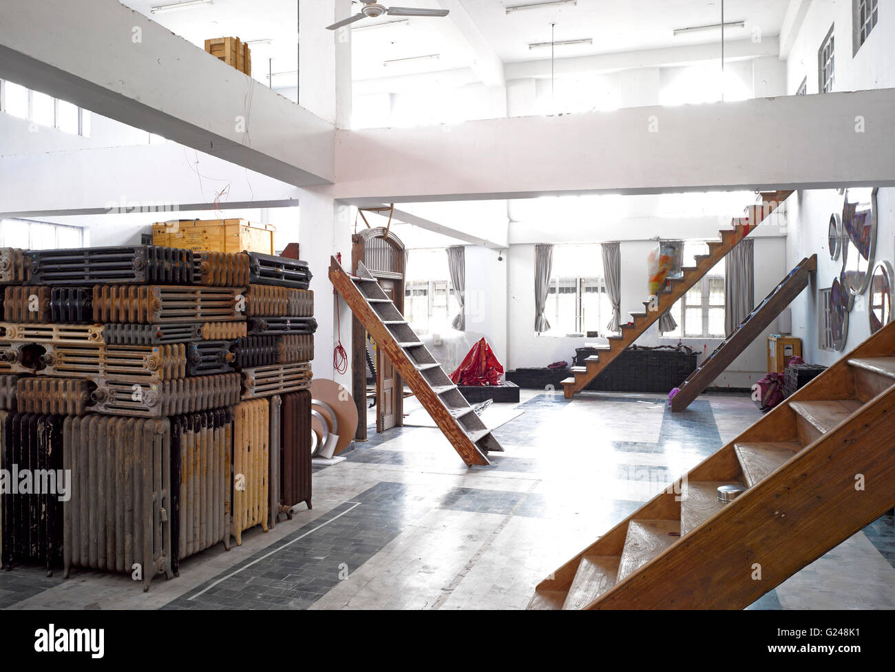 Studio intérieur avec différents escaliers. Bharti Kher Studio, Gurgaon, Inde. Architecte : NA, 2014. Banque D'Images