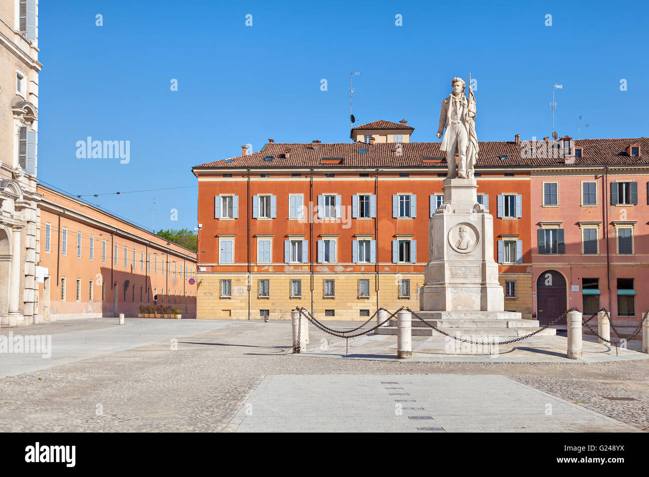 Piazza Roma avec monument de Vincenzo Borelli, Modène, Émilie-Romagne, Italie Banque D'Images