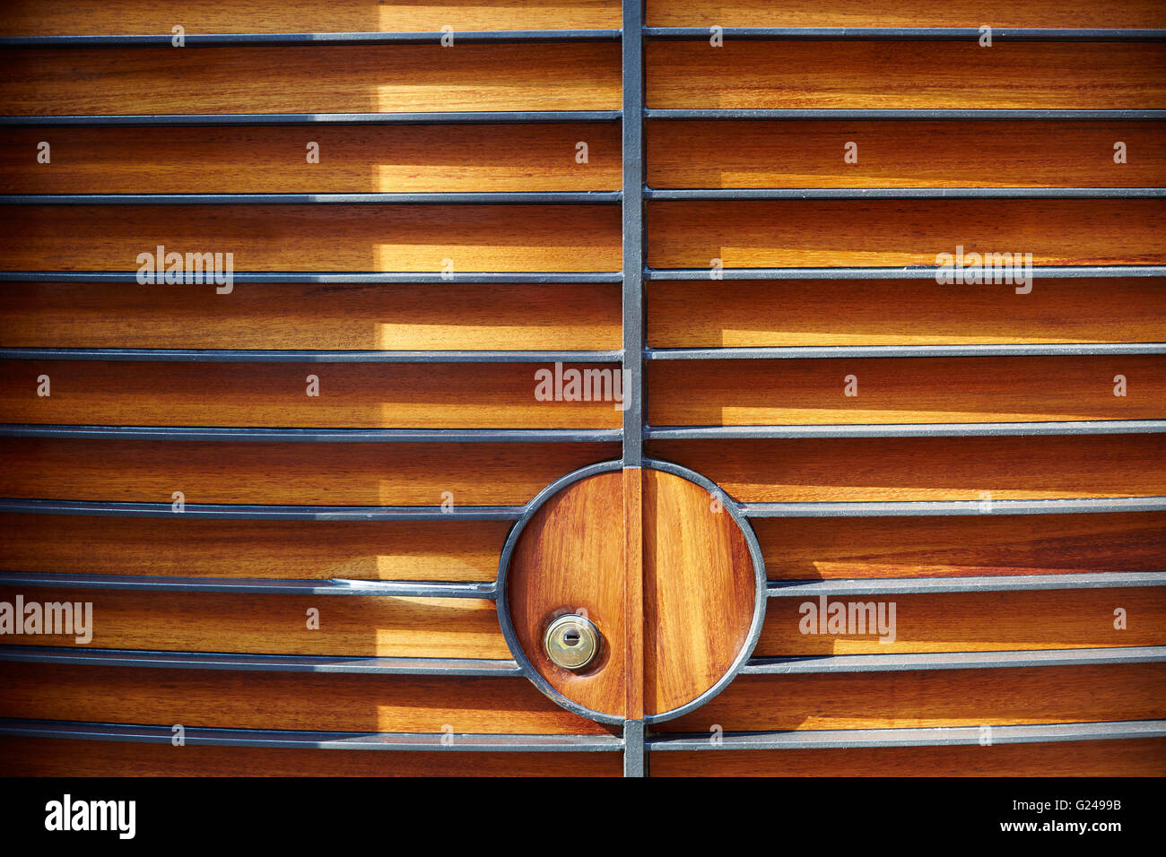 Détail de la porte de clôture en bois et fer avec rayures serrure Banque D'Images