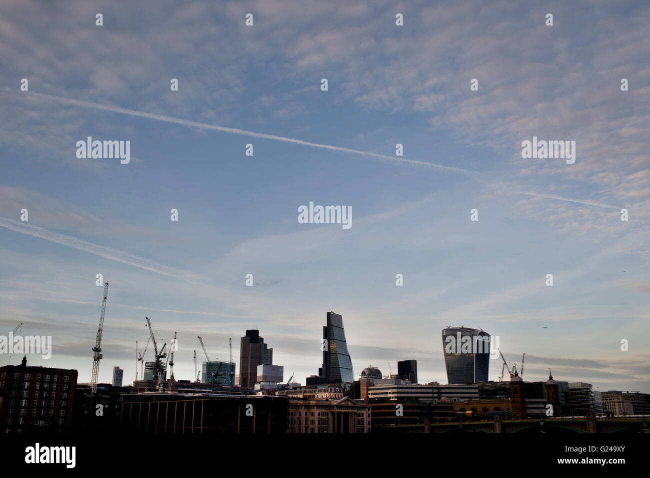 Skyline, Ville de London à partir de Blackfriars Bridge au coucher du soleil. Banque D'Images