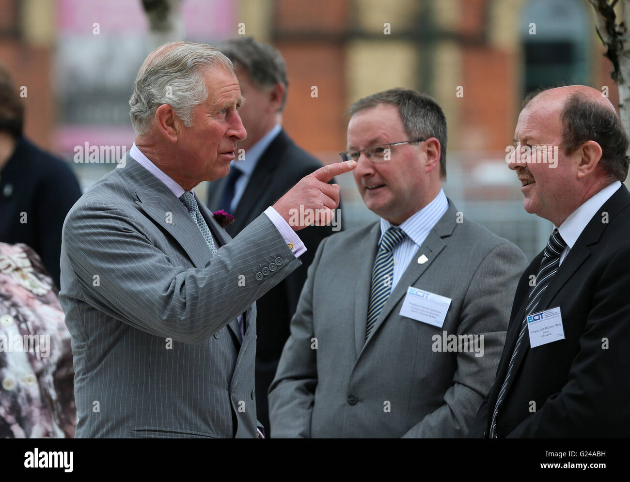 Le Prince de Galles (à gauche) s'entretient avec le Président et Vice-chancelier de l'Université Queen's University Belfast professeur Patrick Johnson (au centre) et le professeur John McCanny comme il arrive à l'Irlande du Nord Science Park à l'Université Queen's de Belfast, où il a officiellement lancé la première de l'Université de l'Institut de recherche à l'échelle mondiale. Banque D'Images