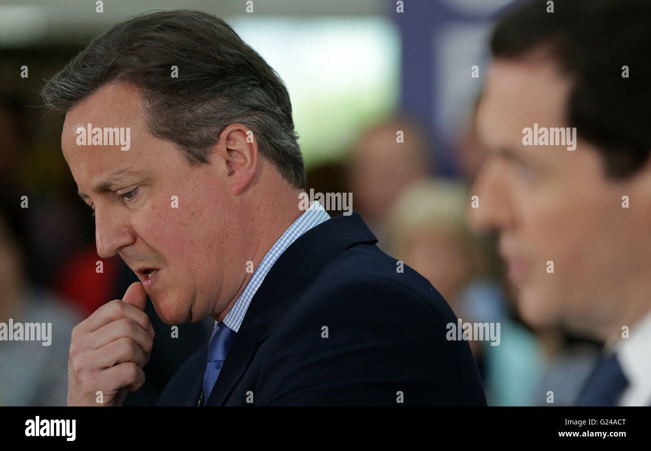 Le premier ministre David Cameron (à gauche) est à l'écoute comme chancelier George Osborne prononce un discours sur l'impact économique de l'UK de quitter l'Union européenne au siège de B&Q à Chandler's Ford, Hampshire. Banque D'Images