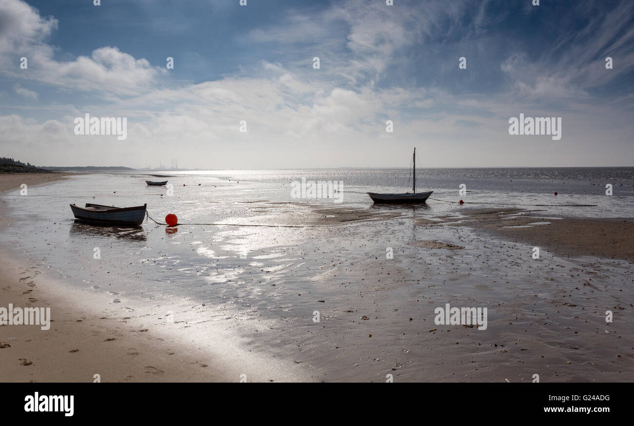 Hjerting, au Danemark. Les petits bateaux sur Hjerting plage avec Esbjerg en arrière-plan sur un beau matin de septembre. Banque D'Images