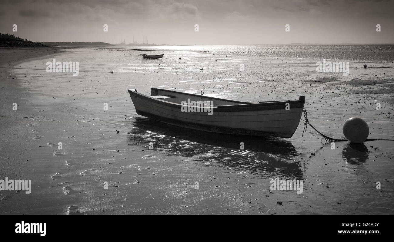 Hjerting, au Danemark. Les petits bateaux sur Hjerting plage avec Esbjerg en arrière-plan sur un beau matin de septembre. Banque D'Images