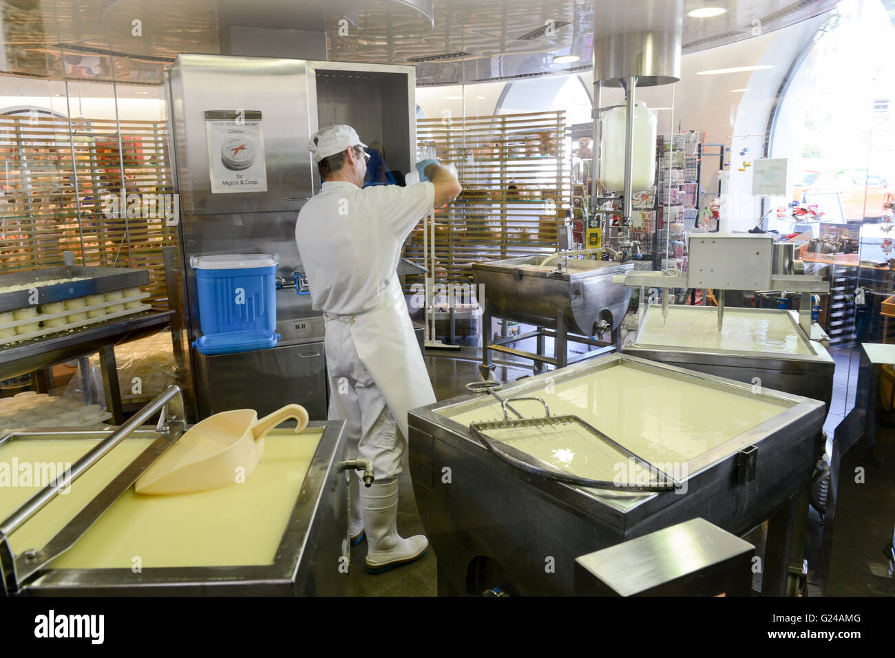 Engelberg, Suisse - 26 septembre 2015 : préparation du fromager fromage dans une fromagerie de démonstration à Engelberg sur les Alpes Suisses Banque D'Images