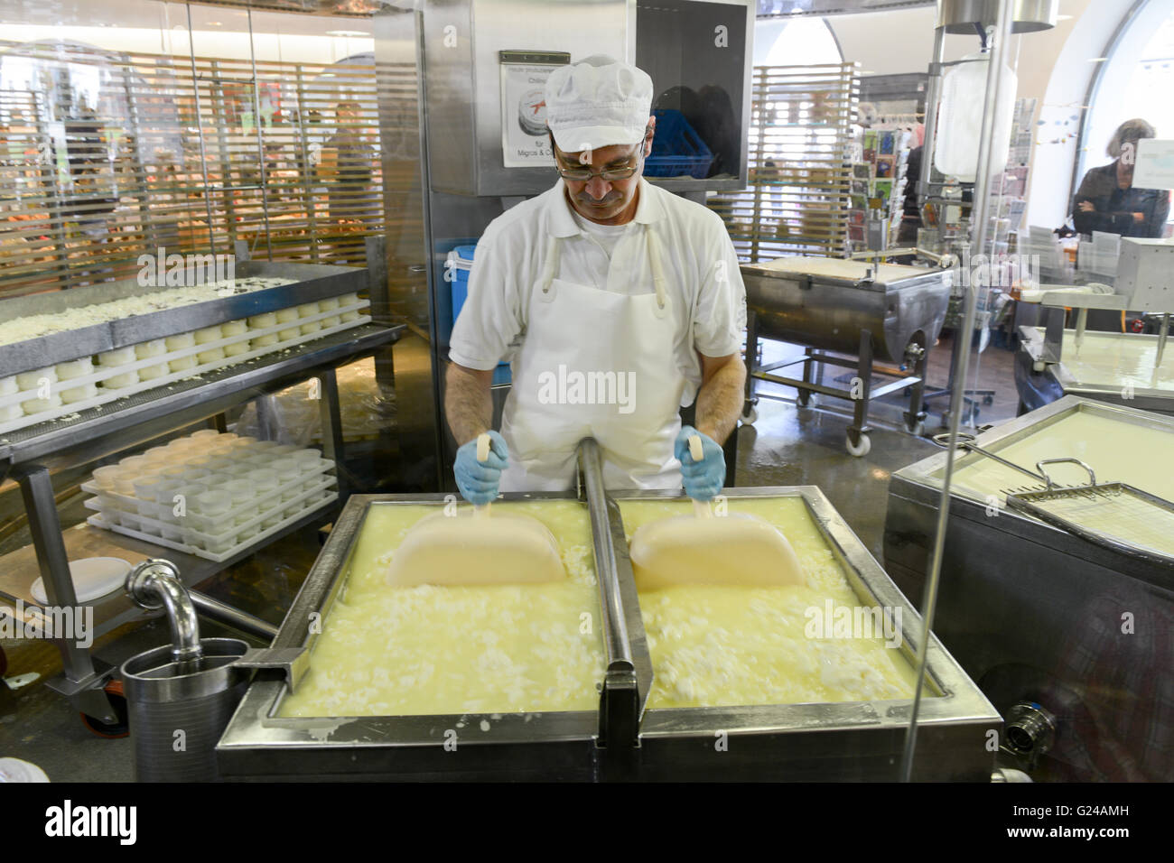 Engelberg, Suisse - 26 septembre 2015 : préparation du fromager fromage dans une fromagerie de démonstration à Engelberg sur les Alpes Suisses Banque D'Images
