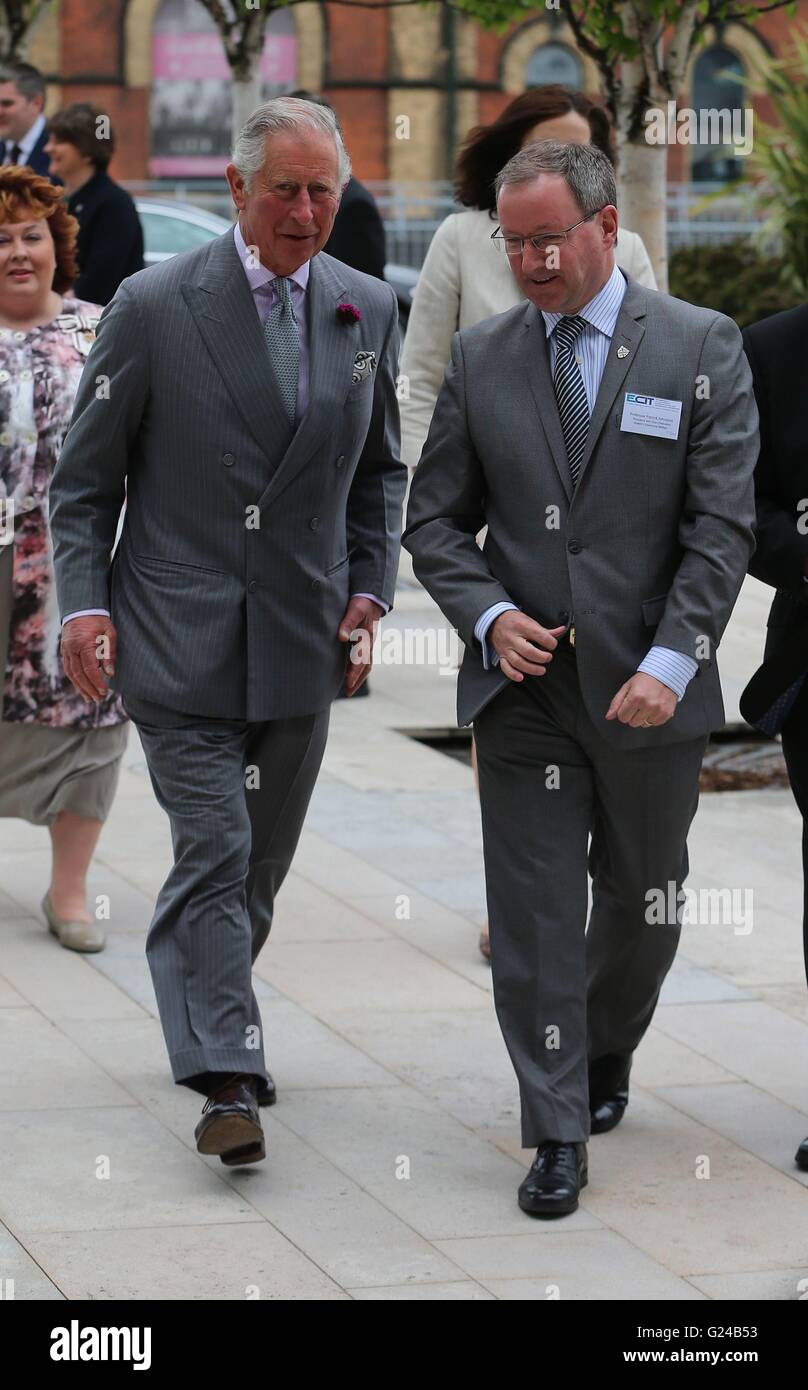 Le Prince de Galles (à gauche) s'entretient avec le Président et Vice-chancelier de l'Université Queen's de Belfast, le professeur Patrick Johnson, comme il arrive à l'Irlande du Nord Science Park à l'Université Queen's de Belfast, où il a officiellement lancé la première de l'Université de l'Institut de recherche à l'échelle mondiale. La presse Photo. Photo date : lundi 23 mai 2016. Voir l'activité de l'ULSTER histoire Charles. Crédit photo doit se lire : Niall Carson/PA Wire Banque D'Images