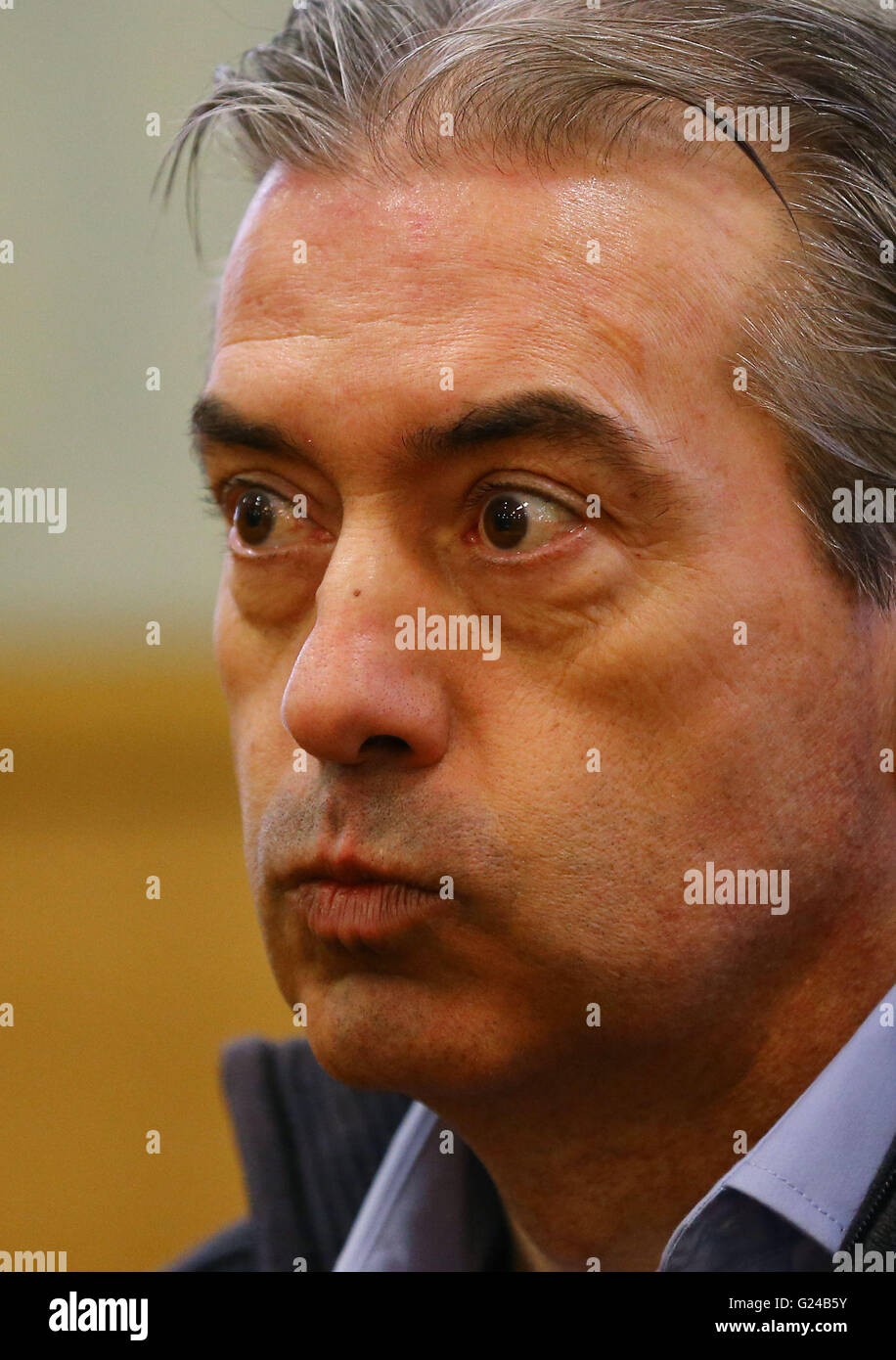 Jean-Louis Cayrou est assise en cour dans le cours d'Assises de l'Aveyron à Rodez, France, où il a été accusé du meurtre d'assurance britannique Patricia Wilson. Banque D'Images