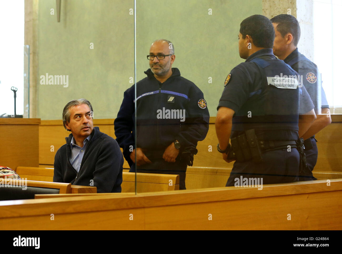 Jean-Louis Cayrou est assise en cour dans le cours d'Assises de l'Aveyron à Rodez, France, où il a été accusé du meurtre d'assurance britannique Patricia Wilson. Banque D'Images