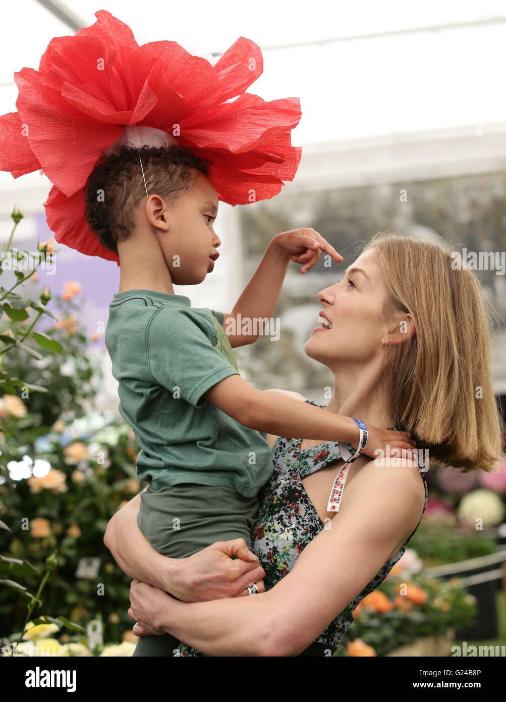 Rosamund Pike avec Milo Dos Anjos Santos, qui est un utilisateur d'un Barnado's Centre, dans le sud de Londres, lors d'un photocall Barnado's Harkness au stand, au cours d'une journée de presse du Chelsea Flower Show au Royal Hospital Chelsea à Londres. Banque D'Images