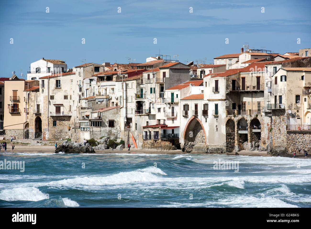 Vue sur la vieille ville de Cefalù sur une belle journée ensoleillée avec vue sur la mer et le ciel bleu Banque D'Images