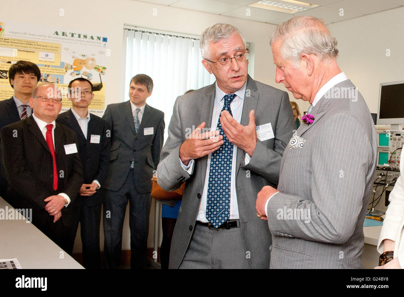 Le Prince de Galles parle avec le professeur Vincent Fusco lors de sa visite à l'Irlande du Nord Science Park à l'Université Queen's de Belfast, où il a officiellement lancé la première de l'Université de l'Institut de recherche à l'échelle mondiale. Banque D'Images