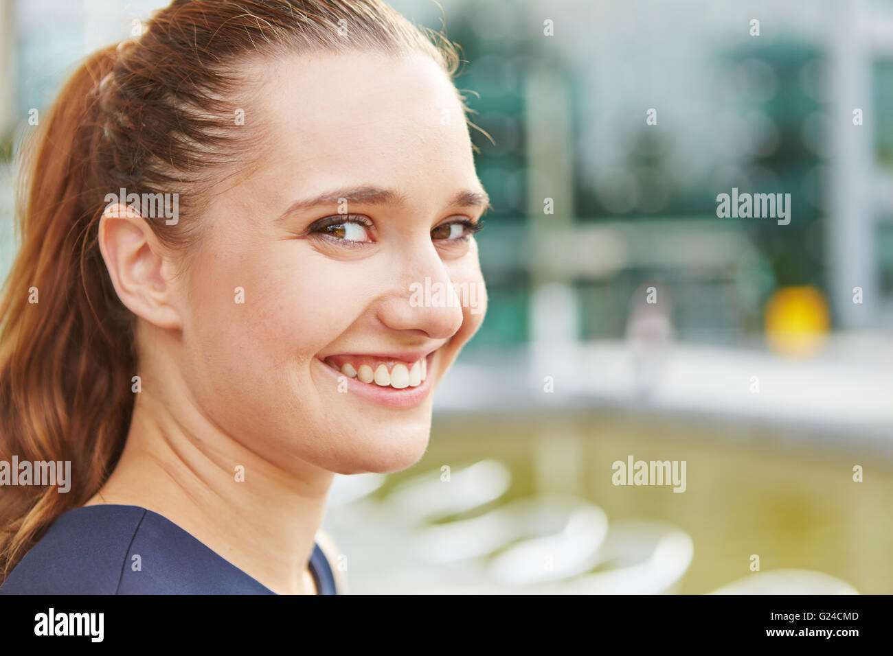 Portrait d'une jolie jeune femme dans la ville Banque D'Images