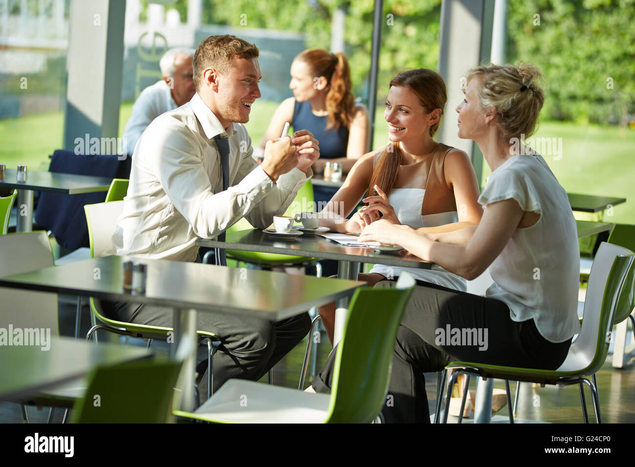 Les hommes d'affaires assis à table dans un restaurant pour une réunion Banque D'Images