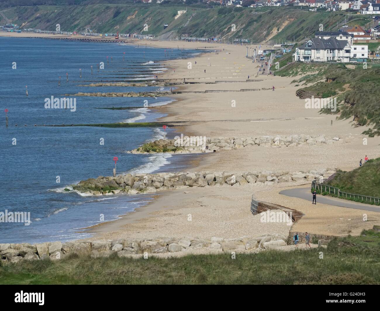 Une vue sur la plage de alomg Hengistbury Head à Southbourne et Boscombe plages Banque D'Images