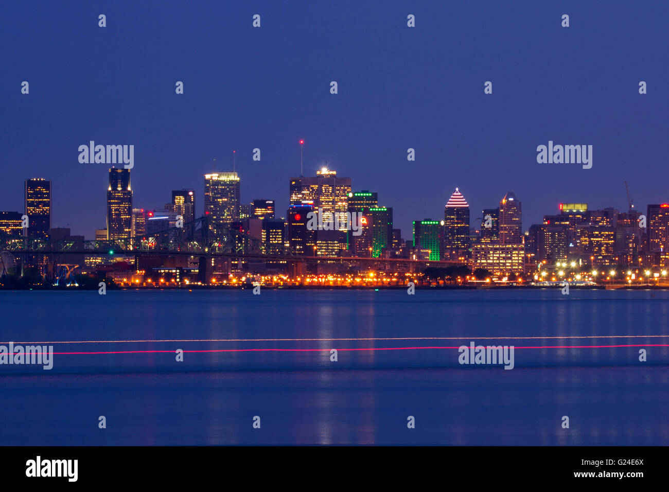 Heure bleue dans le centre-ville de Montréal compte dans le fleuve Saint-Laurent, Québec, Canada, Banque D'Images