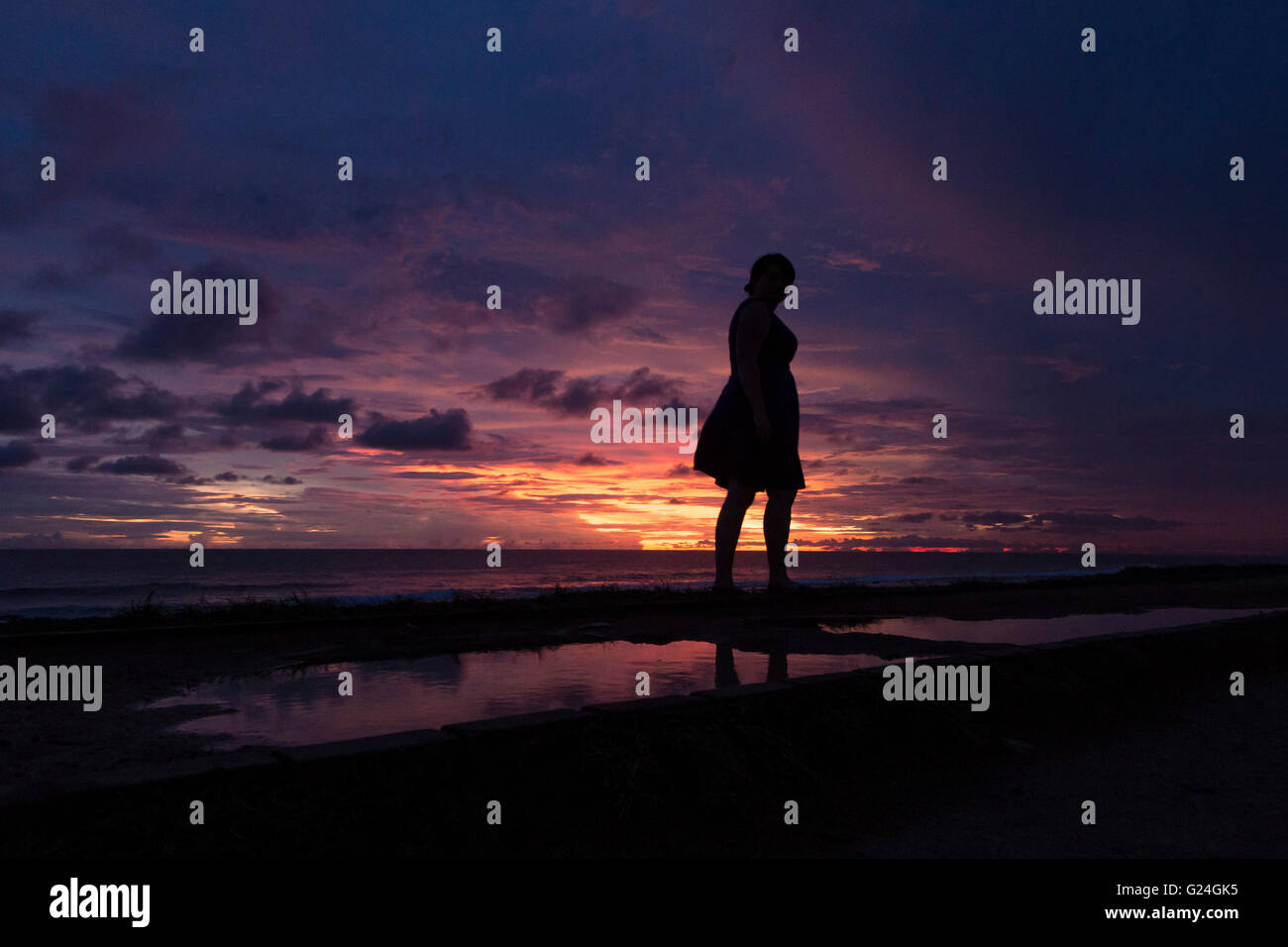 Le Sri Lanka. Une femme au coucher du soleil dans la région de Galle Fort , au Sud Sri Lanka Banque D'Images