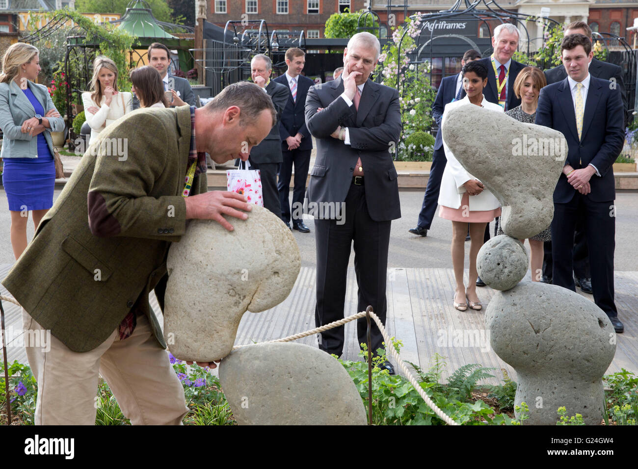 Le duc d'York (centre) ressemble à un stand d'équilibrage en pierre par le sculpteur Adrian Gray, lors d'une visite à la RHS Chelsea Flower Show, au Royal Hospital Chelsea, Londres. Banque D'Images