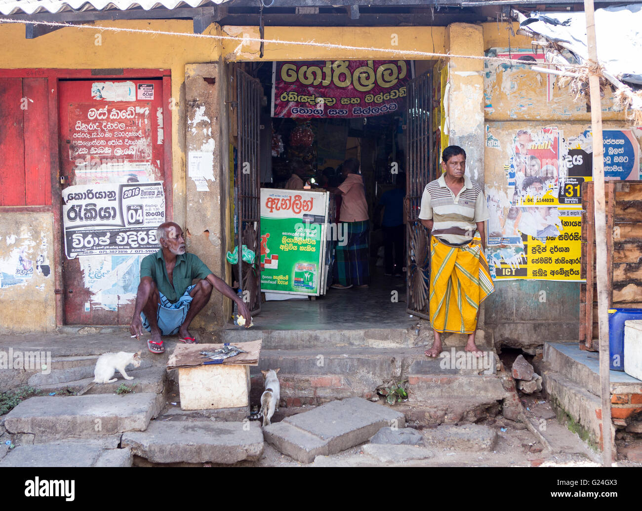 , Ville de Tangalle dans district de Hambantota, Province du Sud, Sri Lanka. Scène de rue - 2 hommes debout dans un bus près de l'embrasure de la stati Banque D'Images