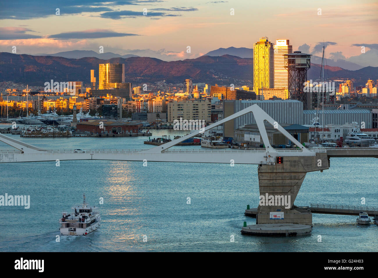 Bateau entrant dans le port de Barcelone, Espagne Banque D'Images