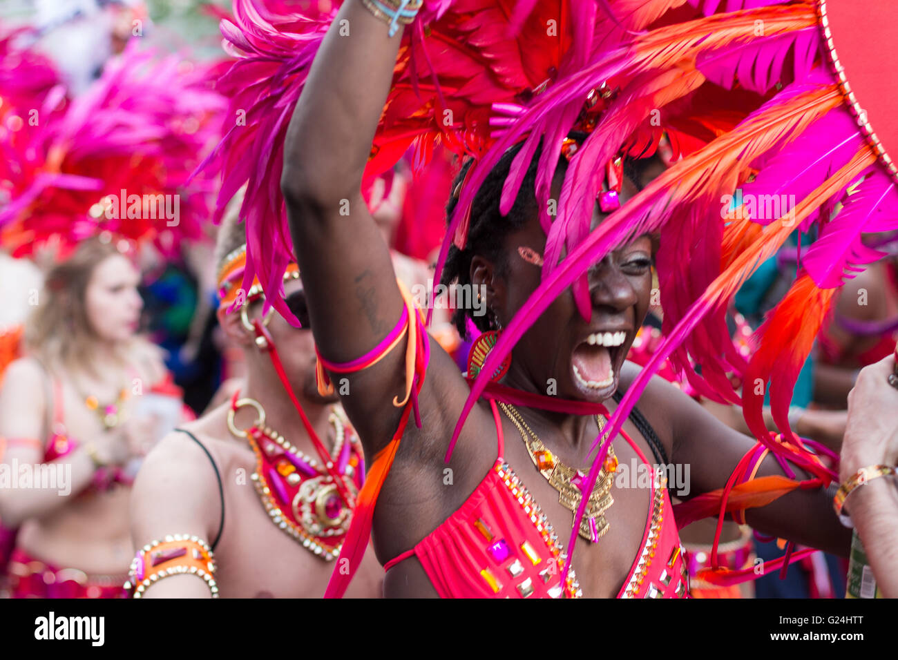 Portrait de femme dansant en costume Carnaval des Cultures (Karneval der Kulturen) à Berlin, Allemagne. Banque D'Images