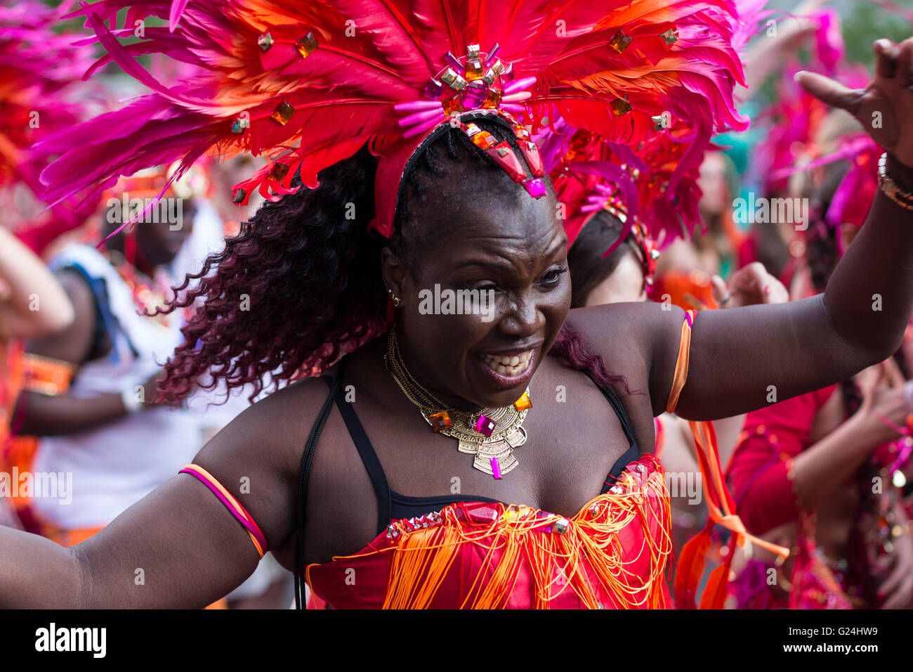 Portrait de femme dansant en costume Carnaval des Cultures (Karneval der Kulturen) à Berlin, Allemagne. Banque D'Images