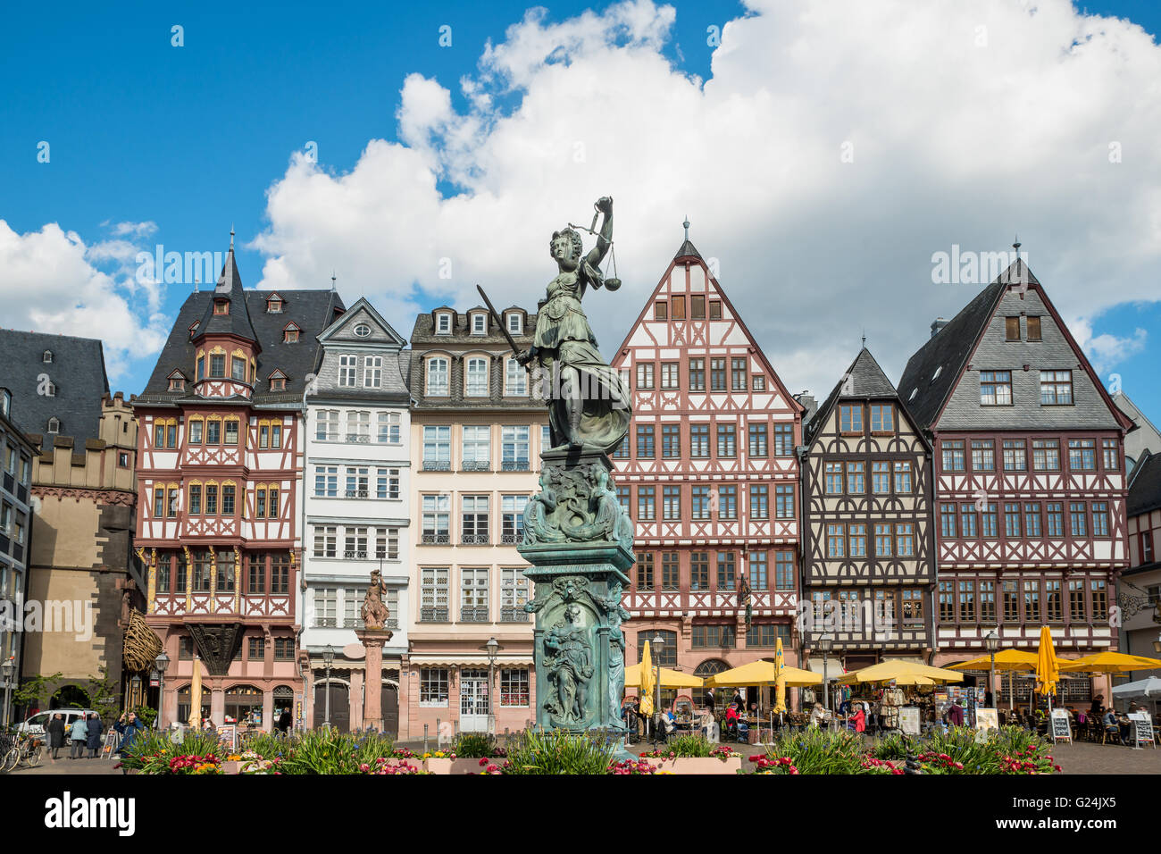 Vieille ville avec la statue Justitia à Francfort, Allemagne Banque D'Images