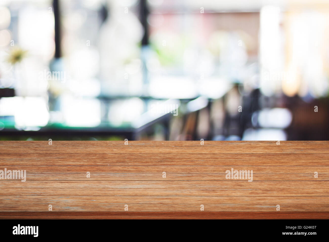 Haut de table en bois avec l'arrière-plan flou cafe, stock photo Banque D'Images
