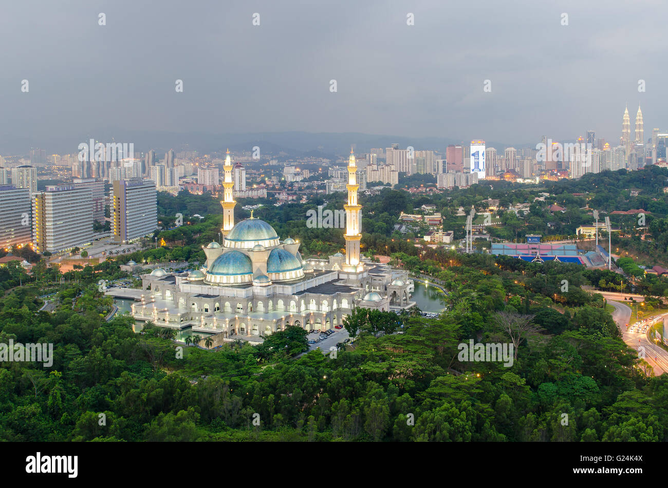 Mosquée du terriroire fédéral au crépuscule, Kuala Lumpur, Malaisie Banque D'Images