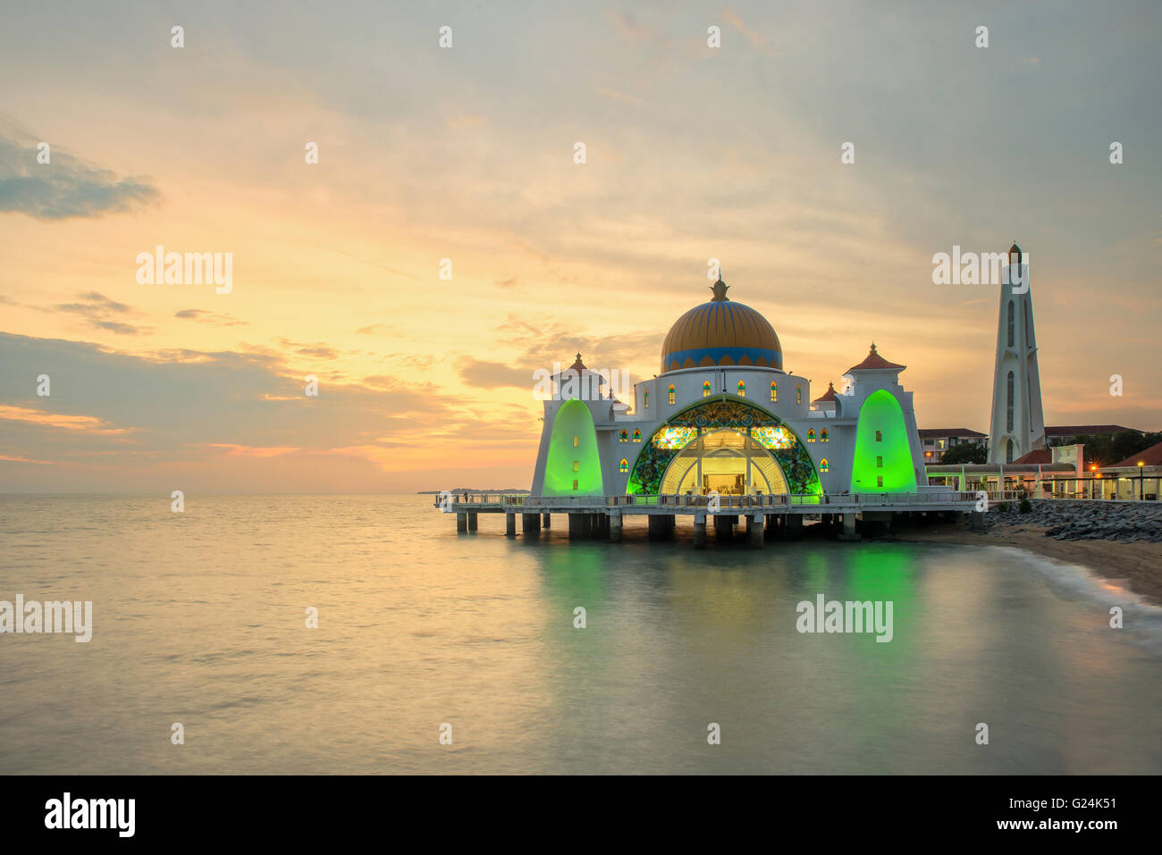 Détroit de Malacca, Malaisie mosquée au coucher du soleil Banque D'Images