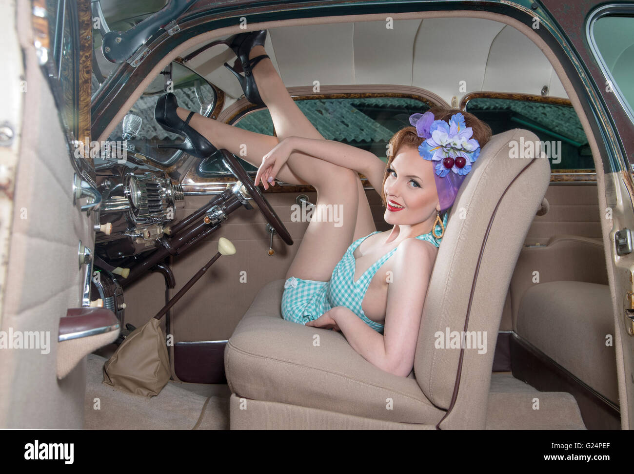 60s look pinup girl dans une voiture d'époque, rat look 1948 Chevrolet Fleetmaster Banque D'Images