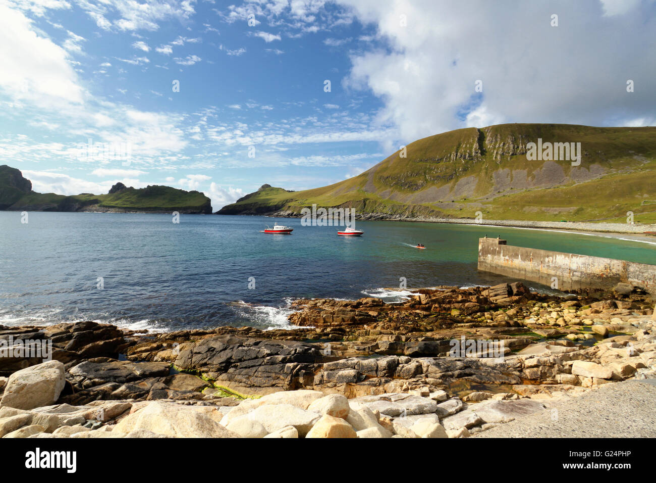 Bateaux de croisière amarrés à Hirta bay dans l'archipel de Saint-kilda des Hébrides extérieures, en Écosse, Royaume-Uni Banque D'Images