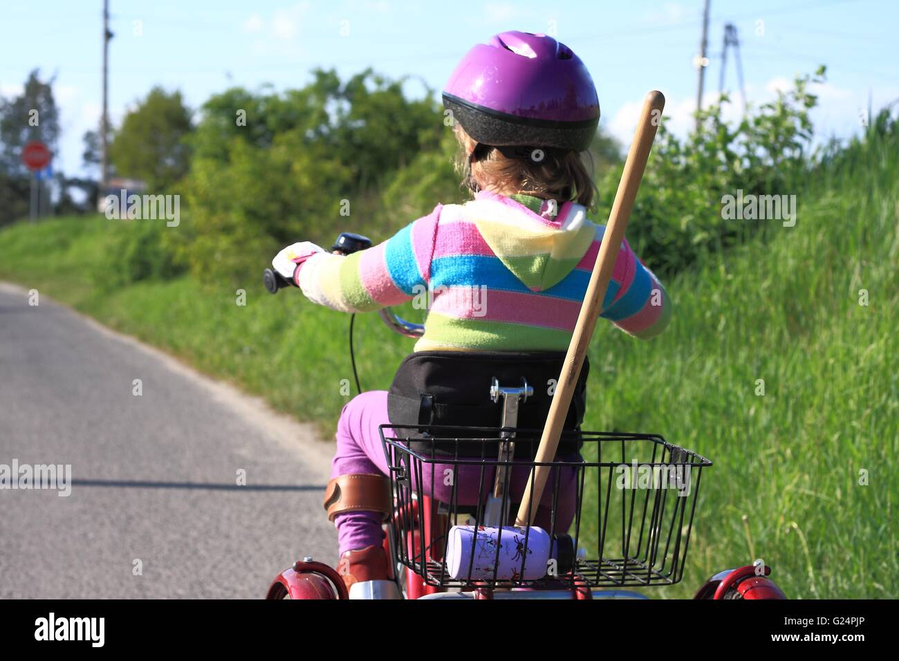 Little girl riding a bike réadaptation trois roues Banque D'Images