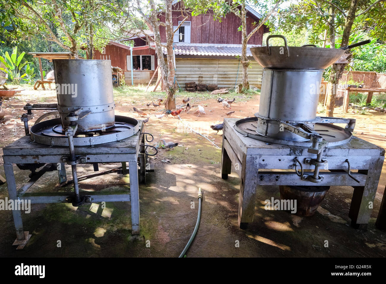 L'équipement traditionnel de la torréfaction de café dans le Plateau des Bolavens région du café de Laos Banque D'Images