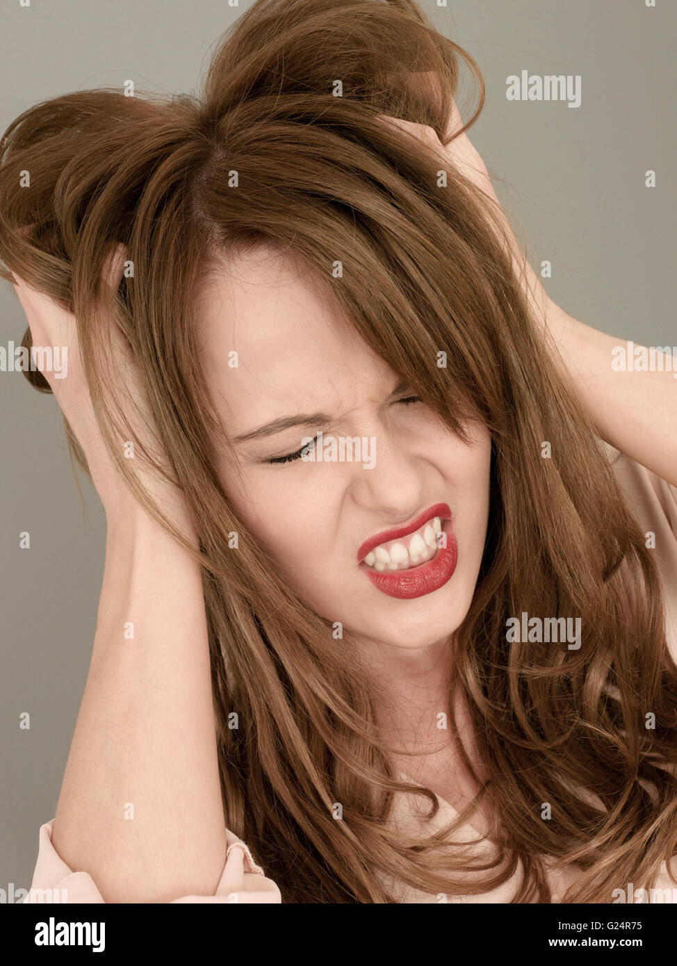 Portrait d'une femme stressé et frustré en tirant ses cheveux dans la colère ou une colère incapable de faire face Banque D'Images