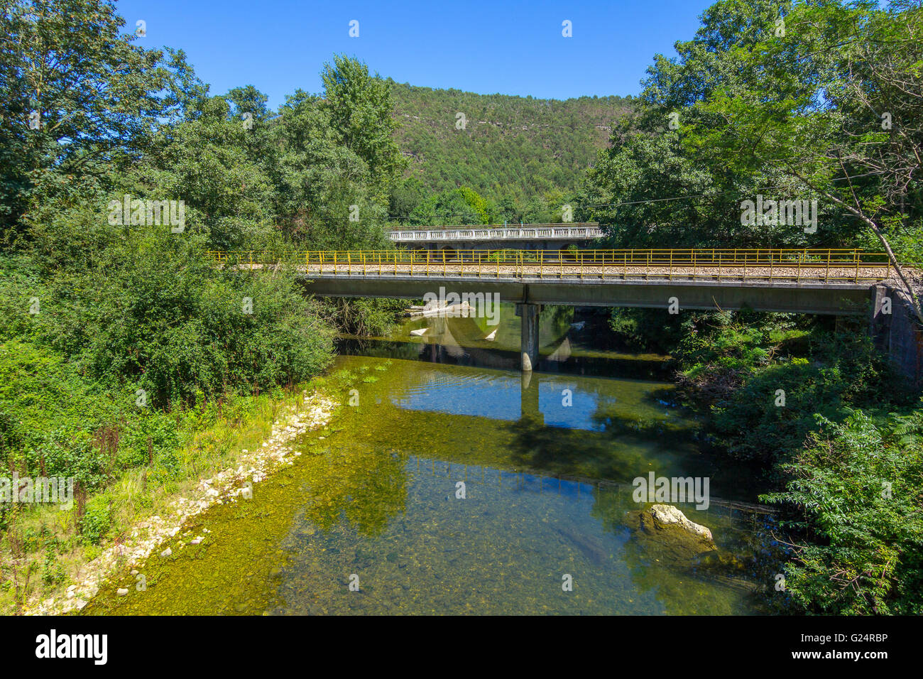 Petit pont ferroviaire sur une rivière Banque D'Images